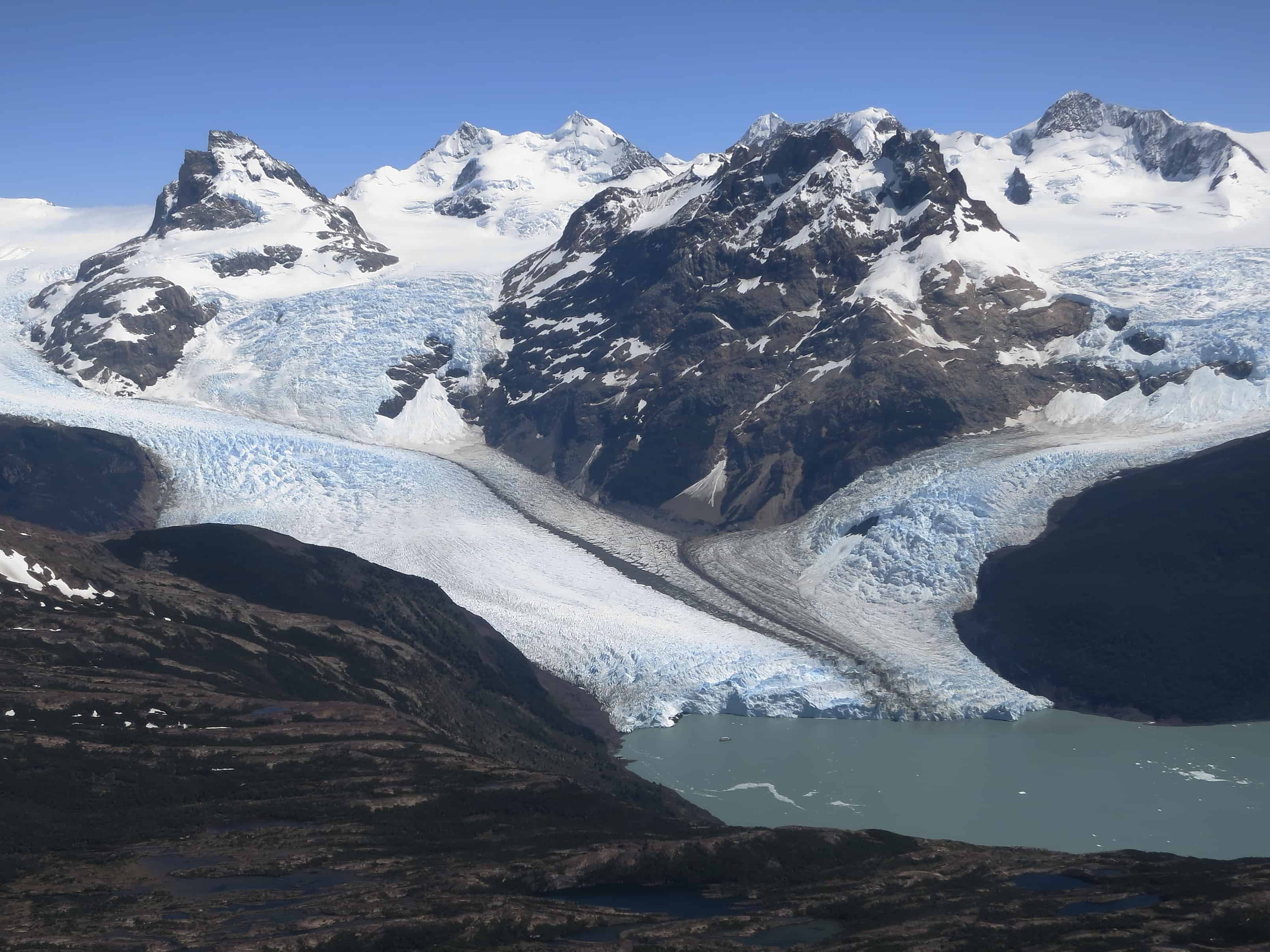 氷河の底をのぞいて探る、数百m厚の巨大な氷が流れ出すカラクリ