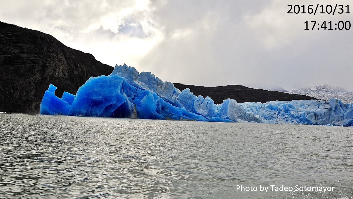 氷河の底をのぞいて探る、数百m厚の巨大な氷が流れ出すカラクリ